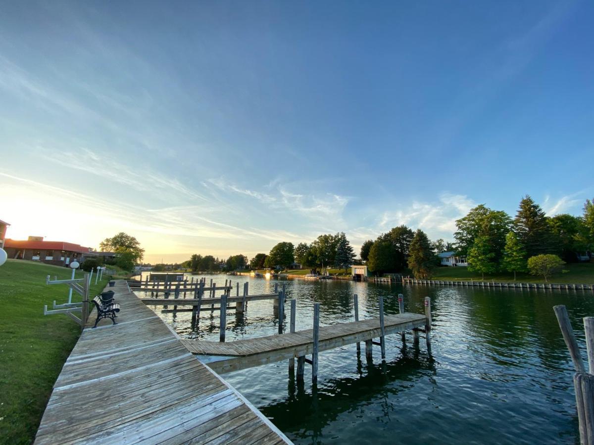 Fleetwood Inn Suites Cheboygan Eksteriør bilde
