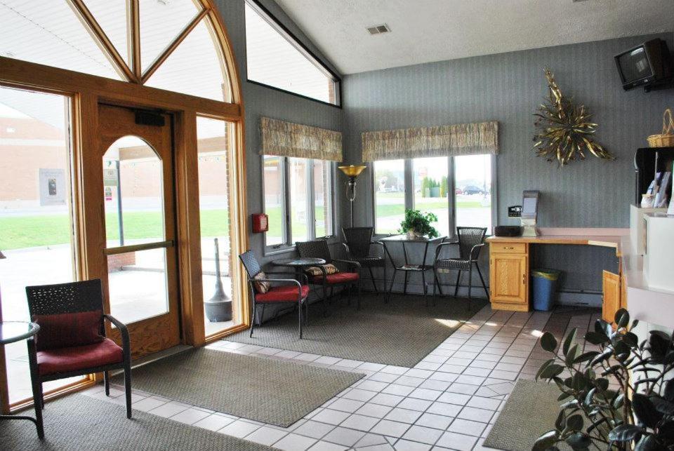 Fleetwood Inn Suites Cheboygan Eksteriør bilde