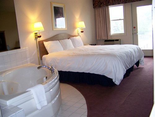 Fleetwood Inn Suites Cheboygan Eksteriør bilde